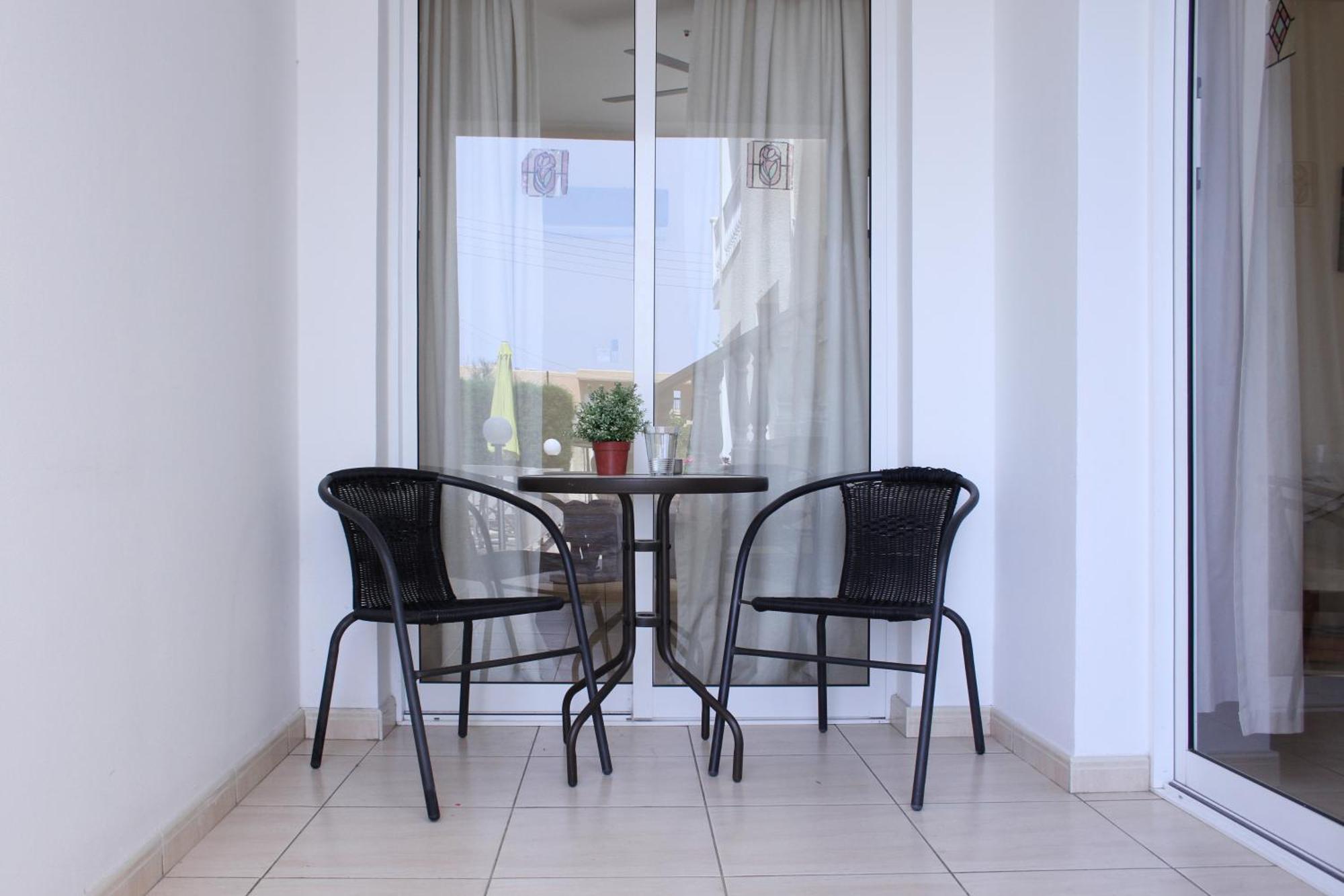 Constantia Gardens Apartments Paphos Rum bild
